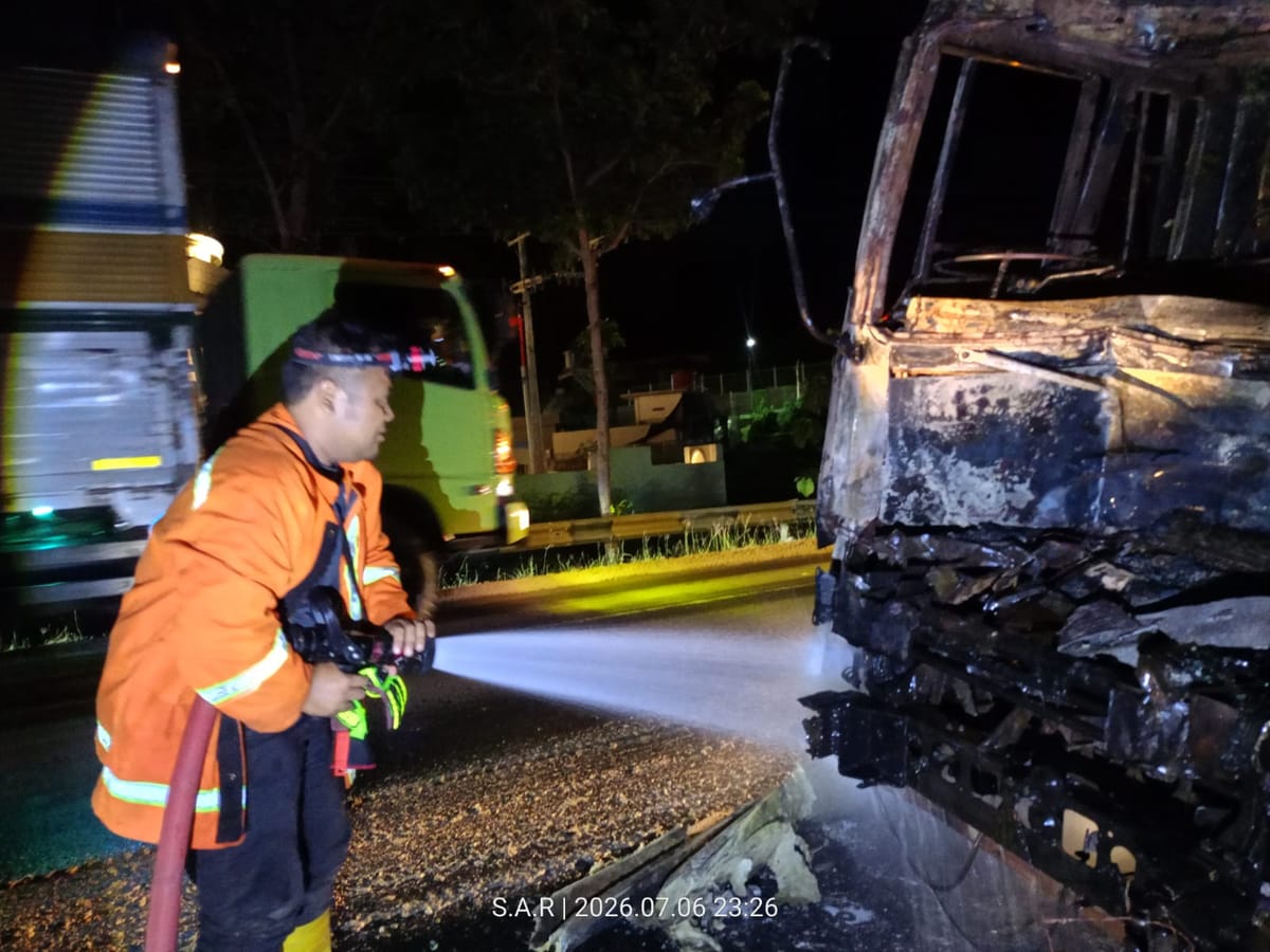 Truk Ludes Terbakar, Petugas Damkar Gabungan Turun Tangan