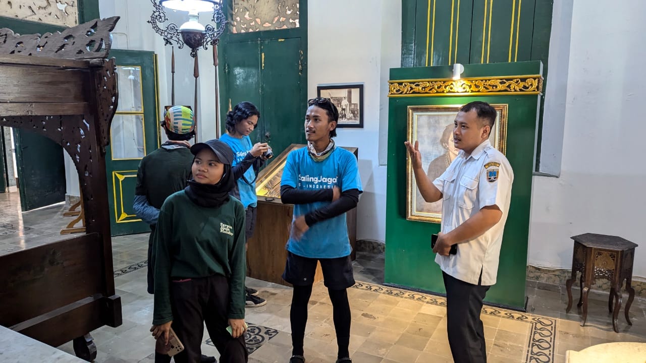 Empat Pegiat Literasi Bandung Bersepeda dari Jakarta Kunjungi Museum RA. Kartini