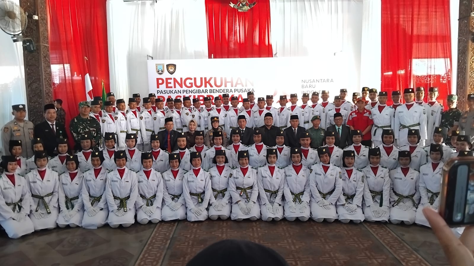 Paskibraka dikukuhkan, Bupati harapkan harumkan bangsa