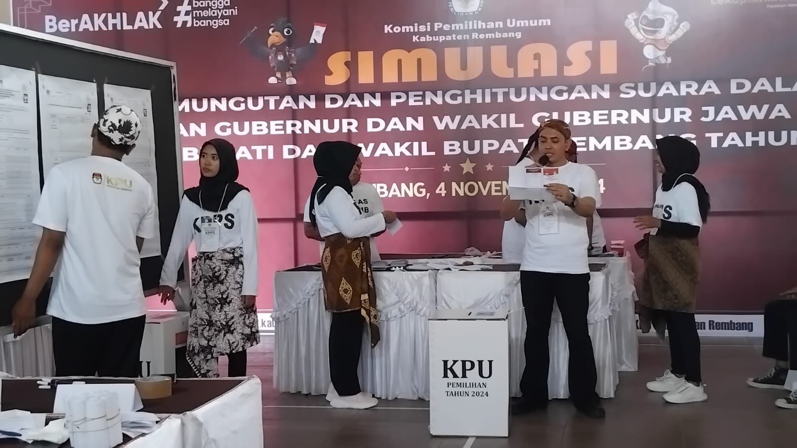 KPU Rembang Gelar Simulasi Pungut - Hitung Suara untuk Pilkada 2024