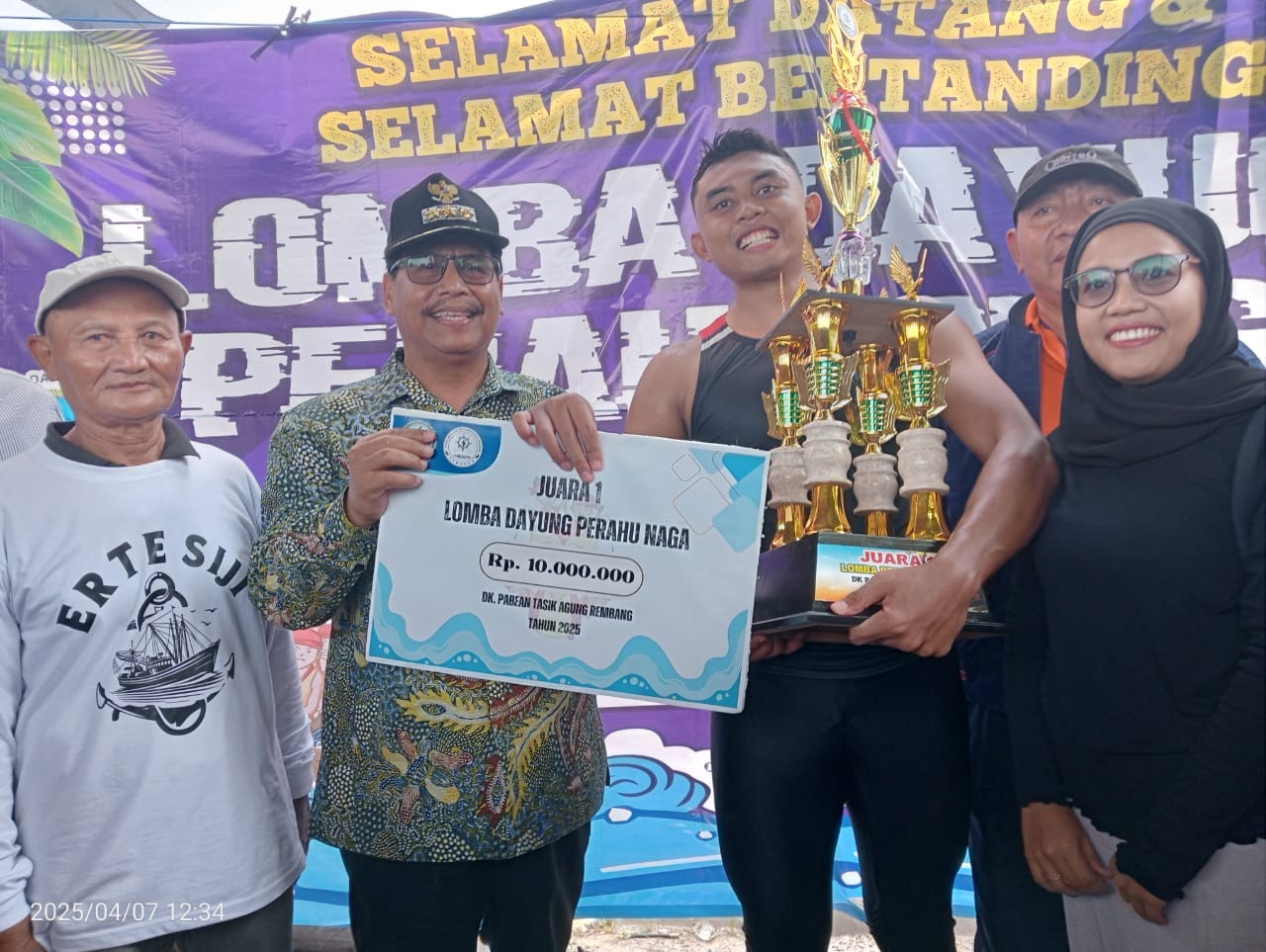 Bupati Rembang Serahkan Hadiah Lomba Dayung