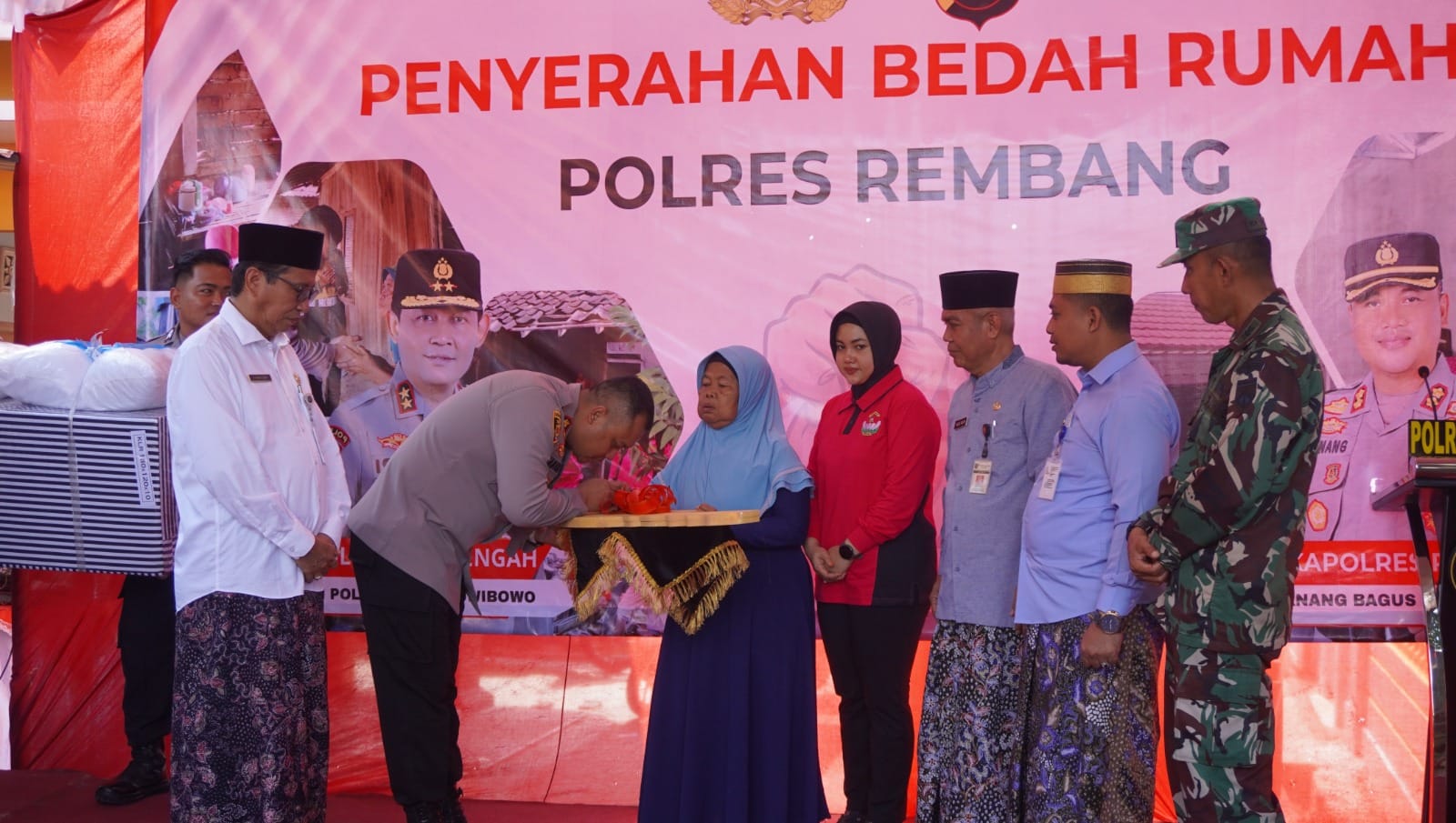 Polres Rembang Bedah Rumah Janda Sebatang kara