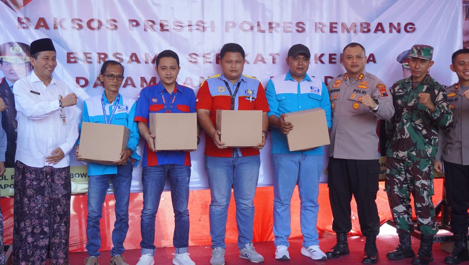 May Day, Kapolres Bagikan Paket Sembako Kepada Kaum Buruh