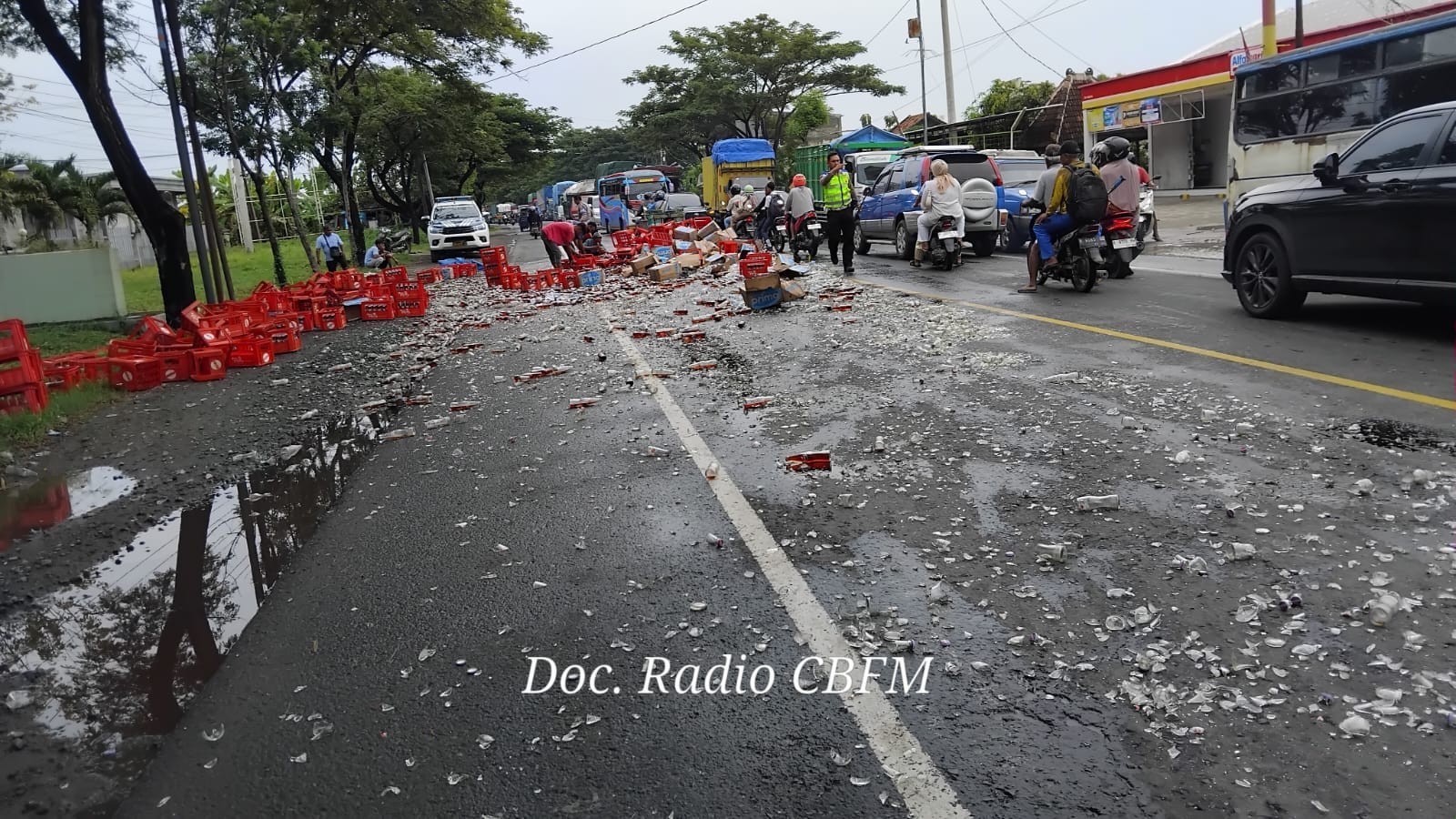 Truk Teh Botol kecelakaan, Polisi bersihkan beling