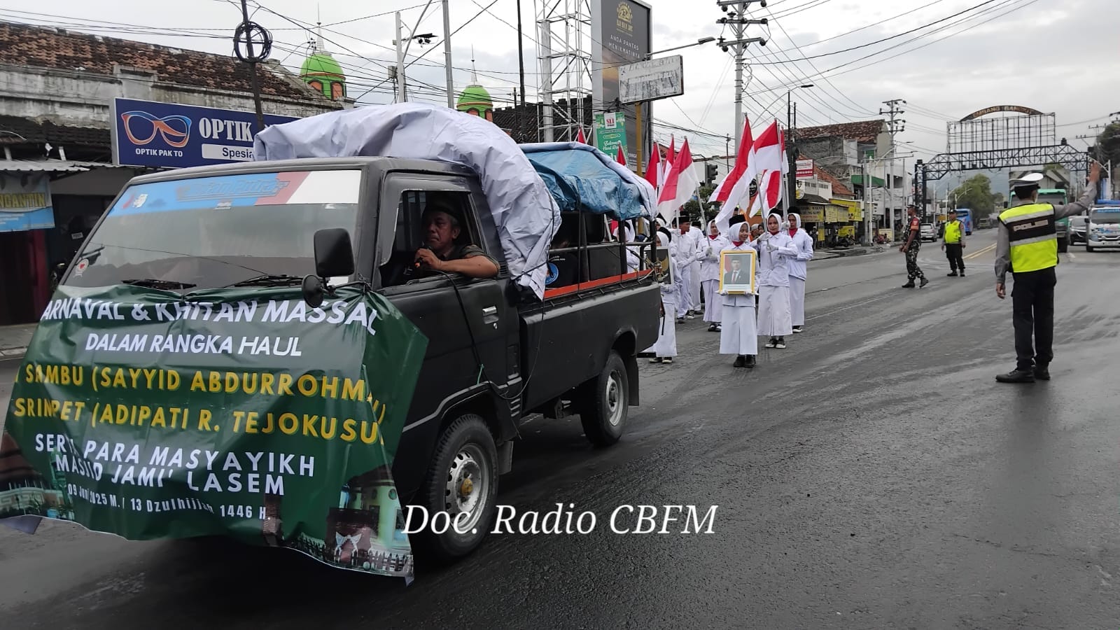 Diguyur gerimis Karnaval Haul Mbah Sambu tetap meriah