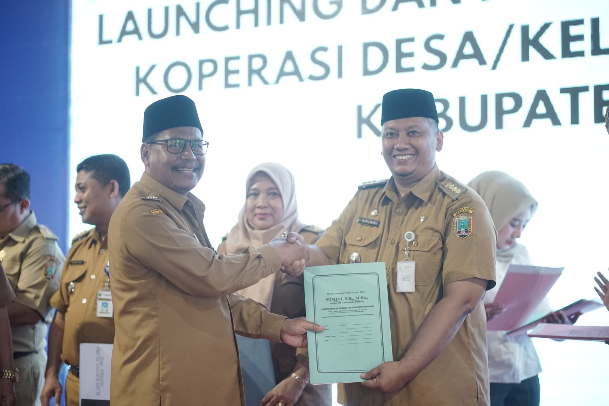 Akta legalitas pendirian Koperasi Merah Putih diserahkan