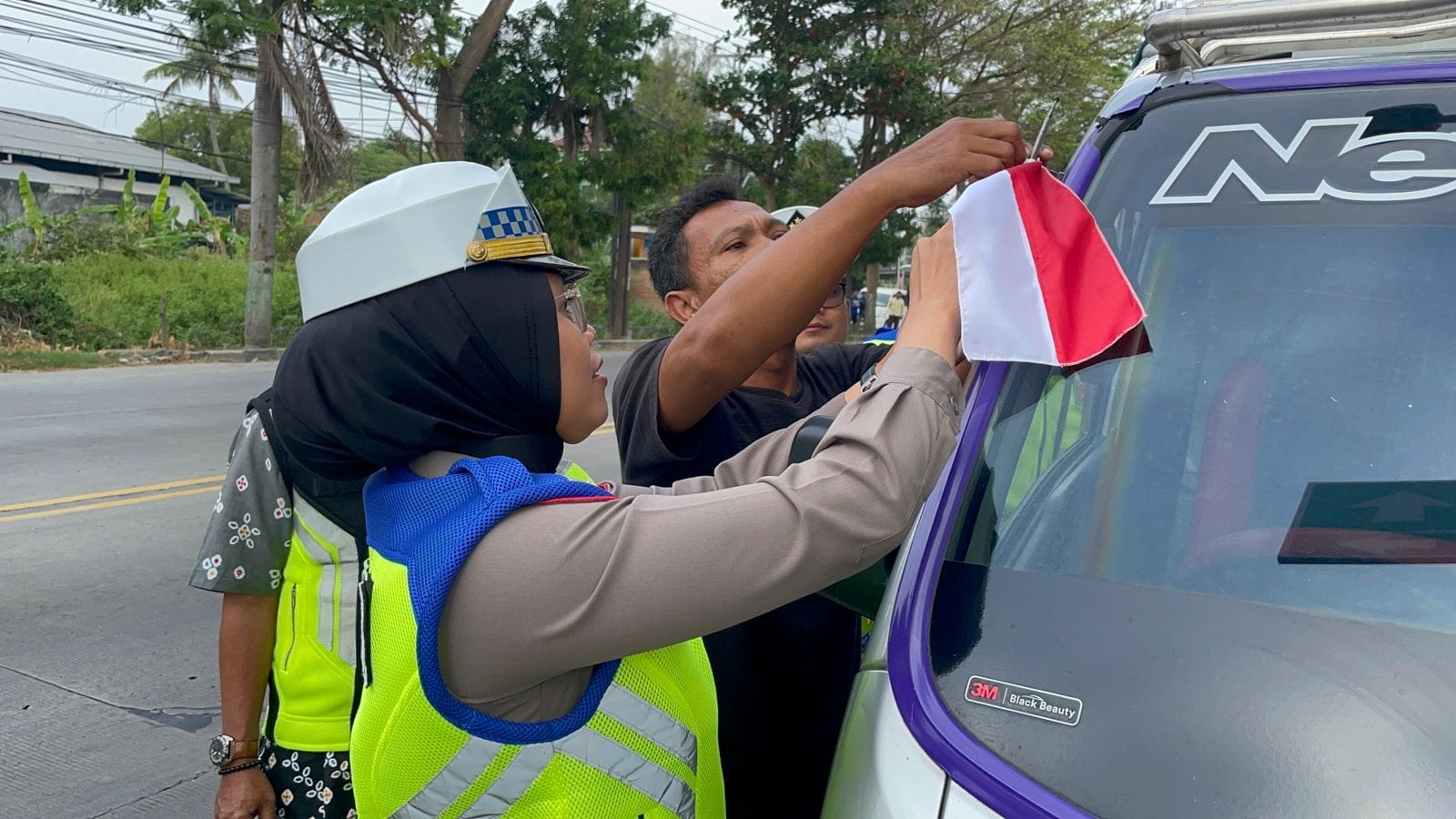 Polres Rembang bagikan Bendera Merah Putih ke pengguna jalan