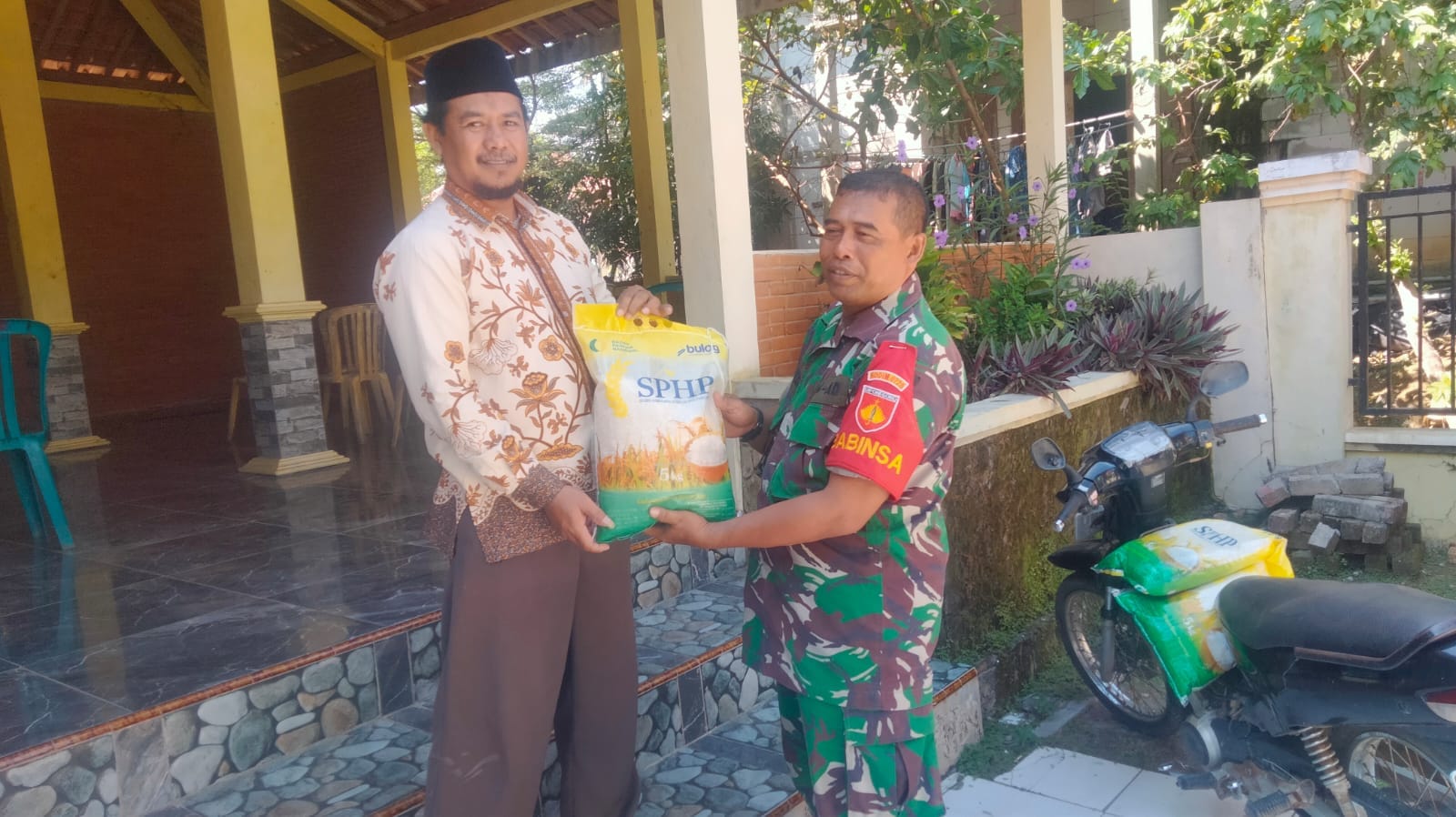 Kodim Rembang bantu distribusikan beras Bulog