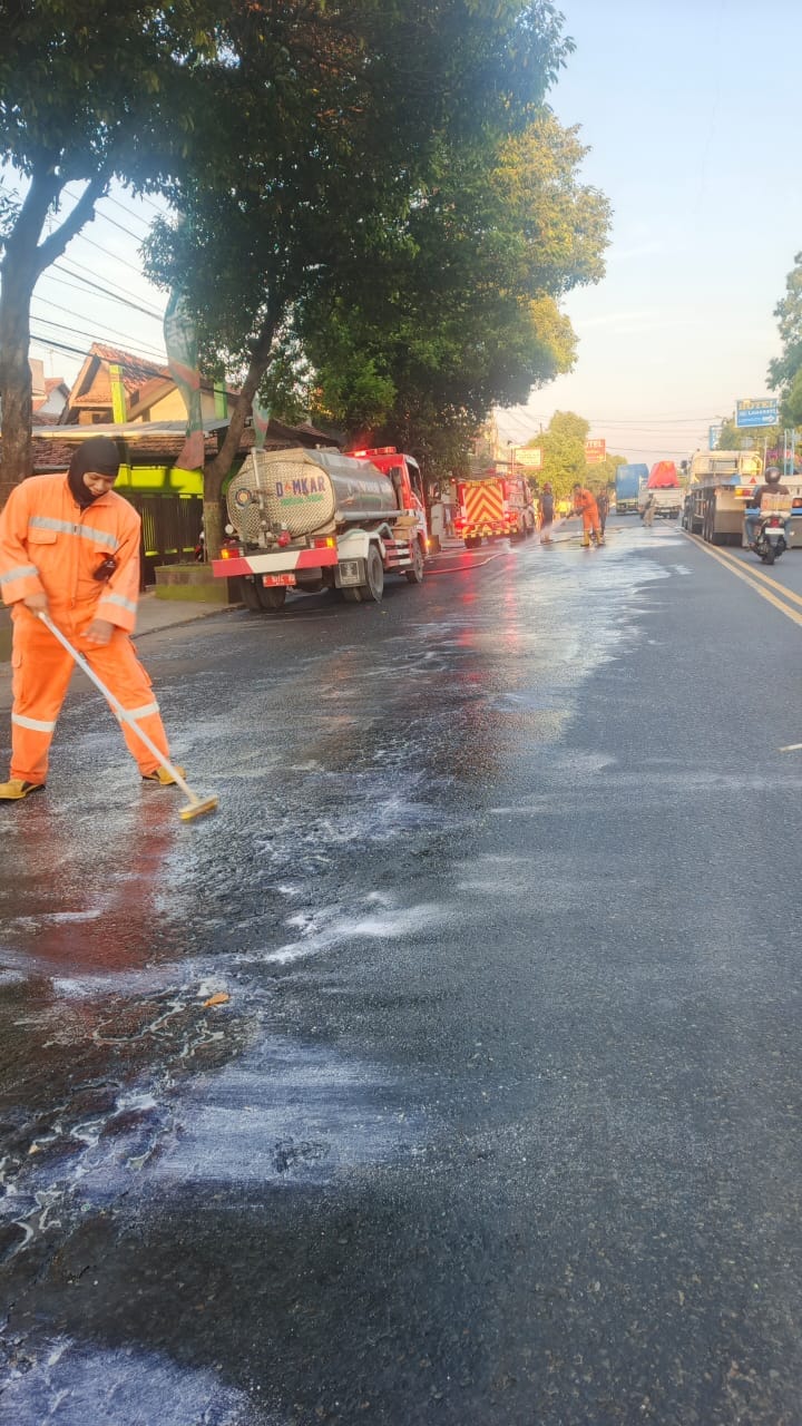 Solar Tumpah ke Jalan Pantura, Belasan Pengendara Tergelincir