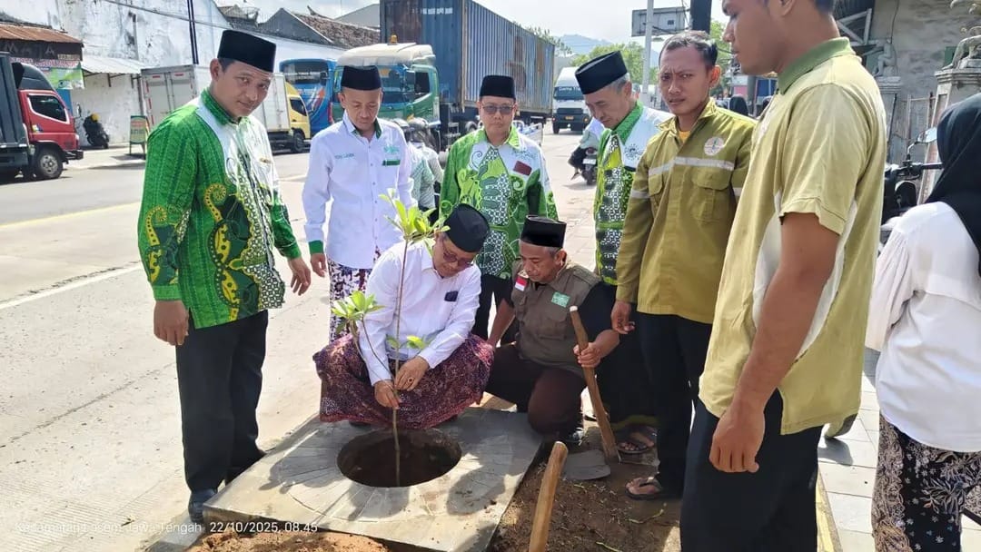 Hari Santri dengan tanam bibit sawo kecik