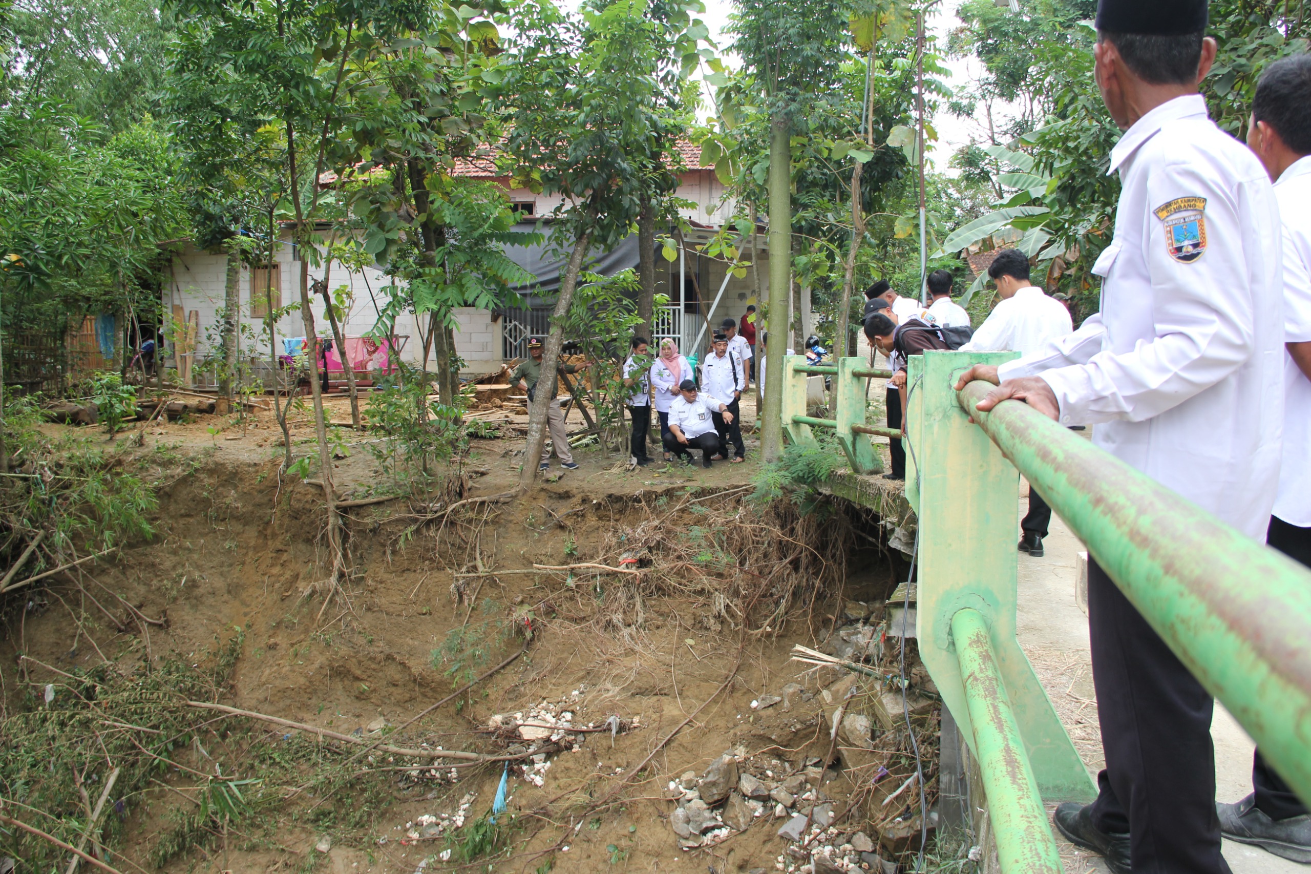 Wabup tinjau jembatan terdampak banjir