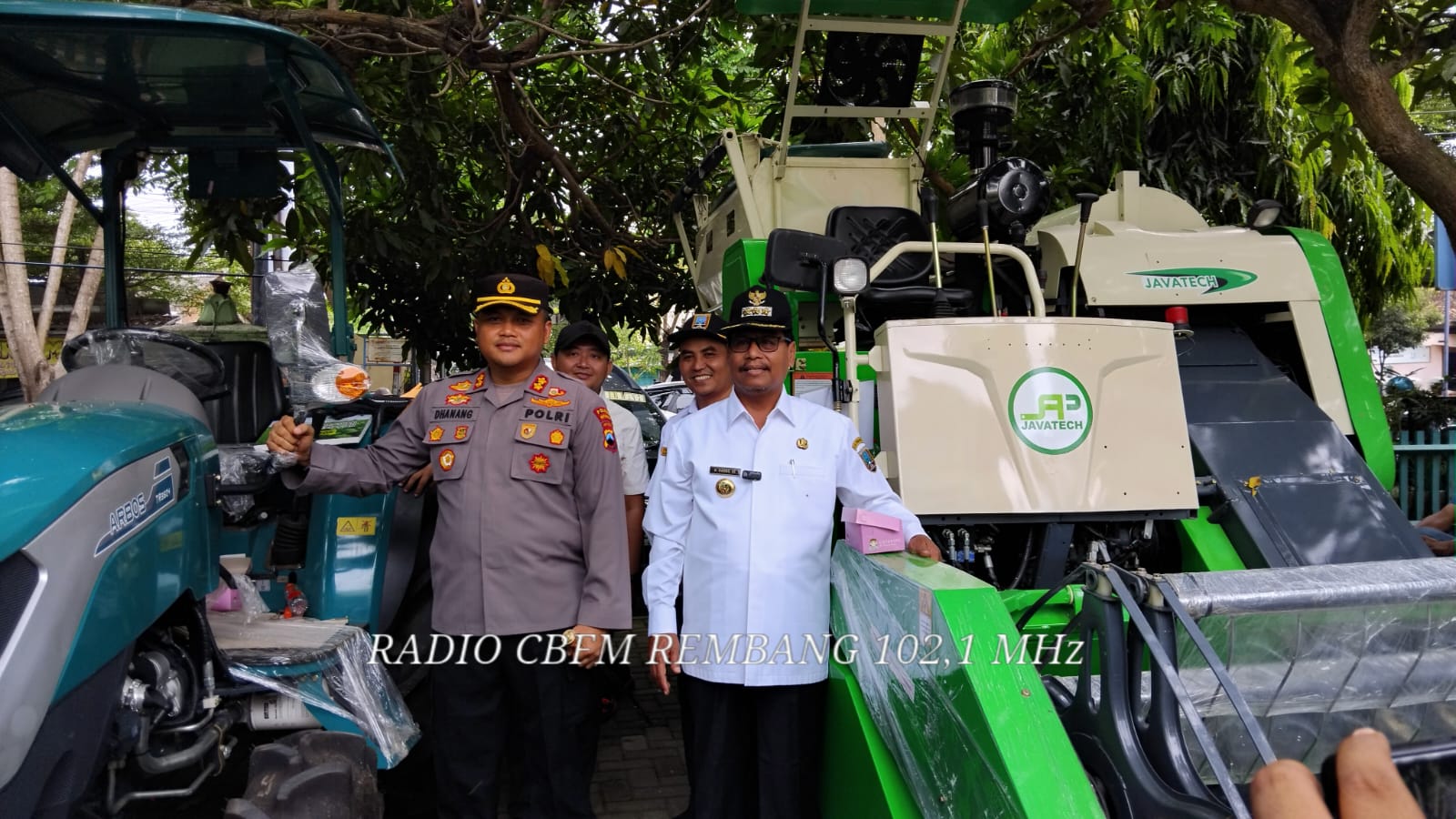 Pemkab serahkan ratusan Alsintan