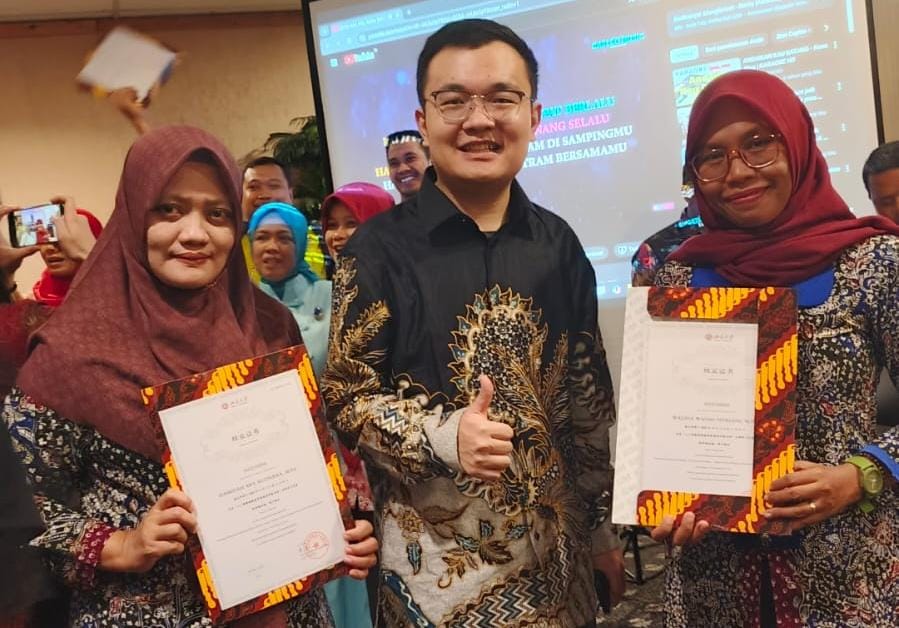 2 Kepala Sekolah Tindaklanjuti Hasil Pelatihan AI bersama Peking University