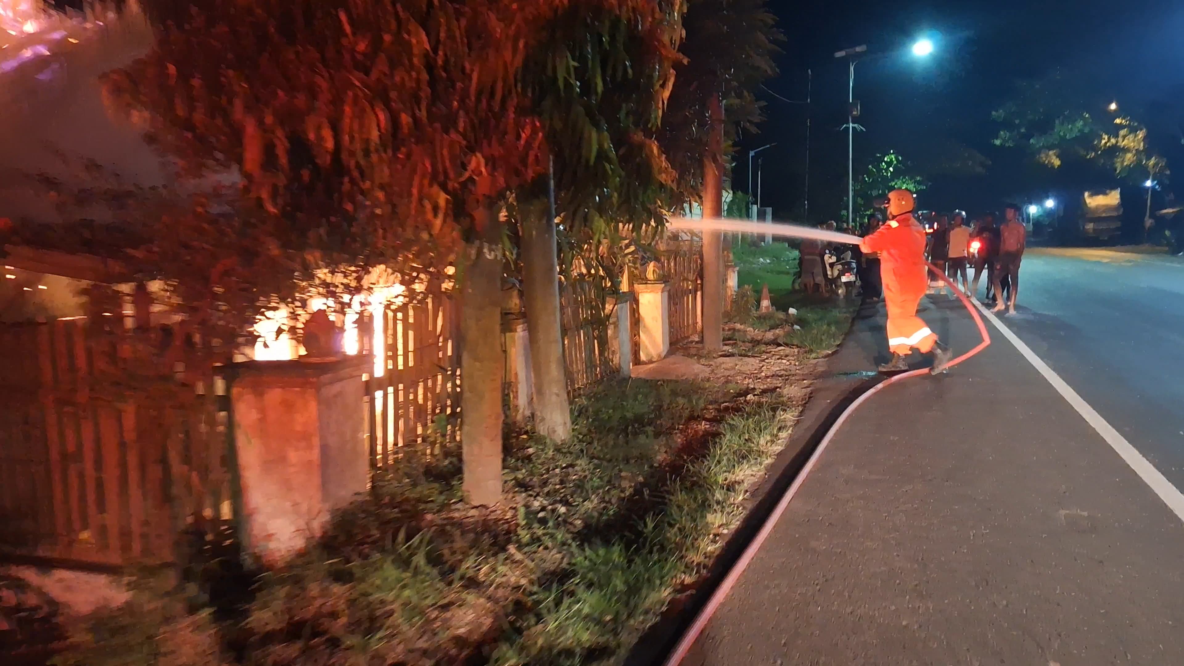 Rumah Senilai Rp 200 Juta Ludes Terbakar, Petugas Bertaruh Nyawa Selamatkan Kambing