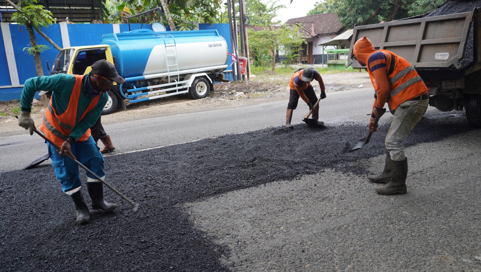 Lubang di Jalan Rembang – Blora di Tambal