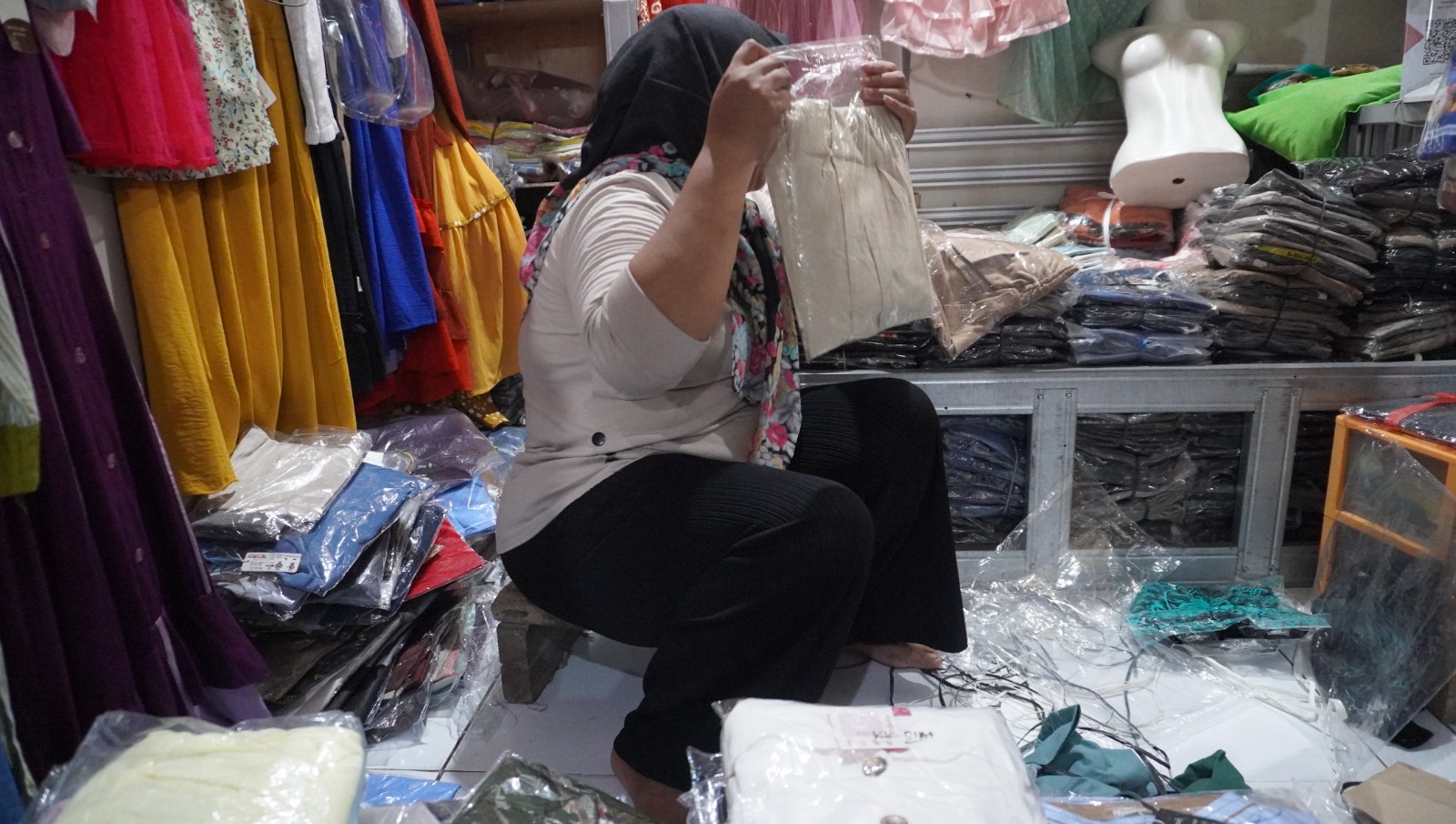 Pusat Perbelanjaan Mulai Ramai Pengunjung