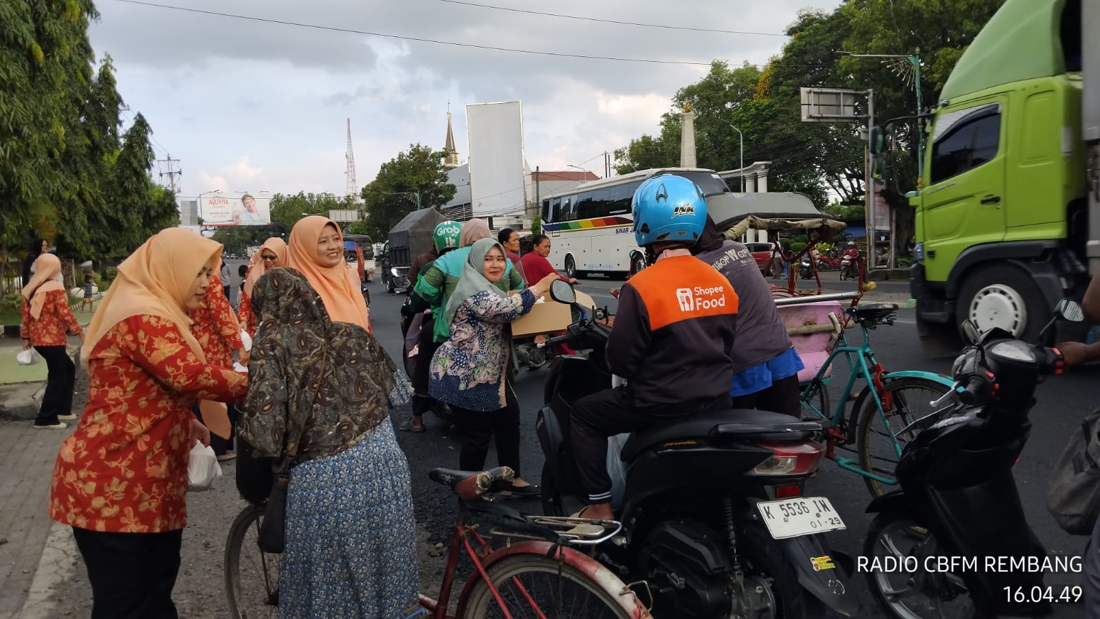 Dharma Wanita Rembang bagikan takjil
