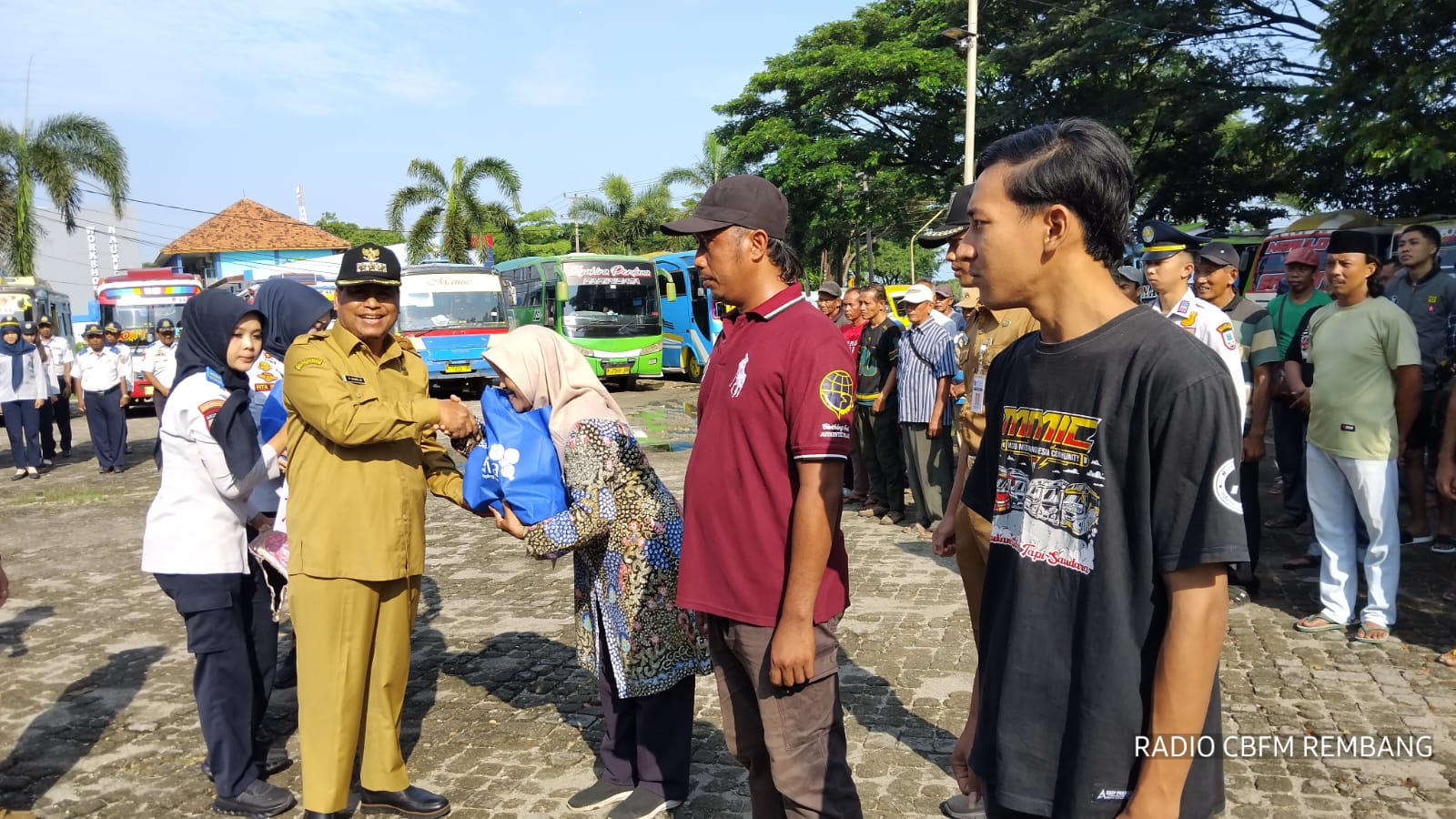 Jelang lebaran, Bupati Harno bagikan bingkisan