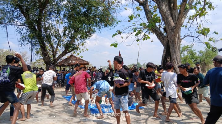 Tawuran nasi meriahkan sedekah bumi Pelemsari