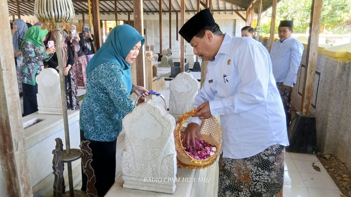 Isi hari jadi dengan ziarah ke makam mantan Bupati